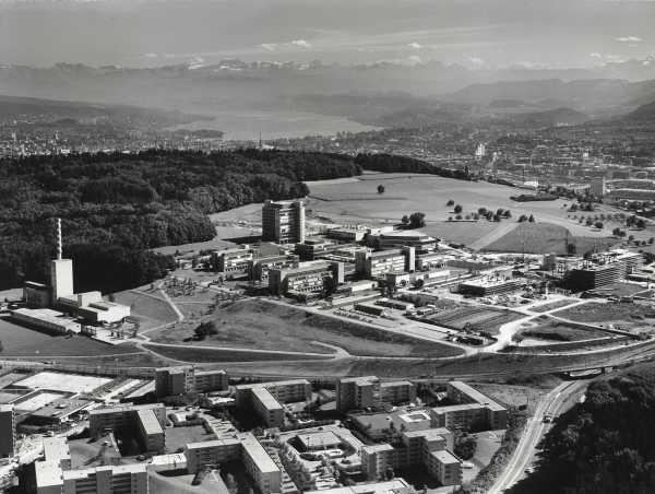 1973: The former ETH Zurich outpost at Hönggerberg, including the physics buildings, the Energy Science Center (HEZ), the Institute for Construction Engineering and Management (HIL), the Research Building (HIF) and the Institute of Molecular Biology and Biophysics (HIM/HPM). (Photograph: ETH Library / Comet Photo AG).