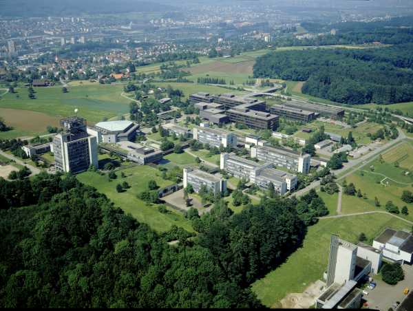 1988: The Hönggerberg campus with the Höngg neighbourhood in the background. (Photograph: ETH Library / Dieter Enz).