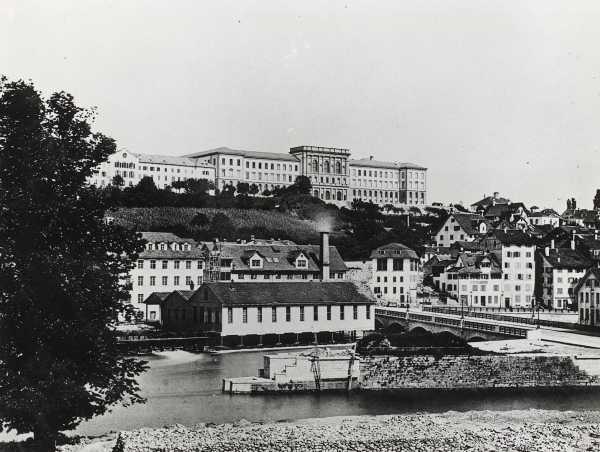 1864: At this time, ETH Zurich’s main building did not yet have a dome. The bridge between the main station and the Central square was also not extended until 1871. (Photograph: ETH Library)