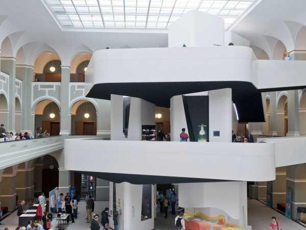 2009: The atrium at the Department of Earth Sciences is fitted out with an exhibition space for the museum fokusTerra. (Photograph: ETH Zurich)