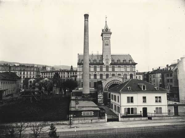 1905: The first machine laboratory with its tall chimney. Certain ETH Zurich buildings had tower structures at this time. (Photograph: ETH Library)