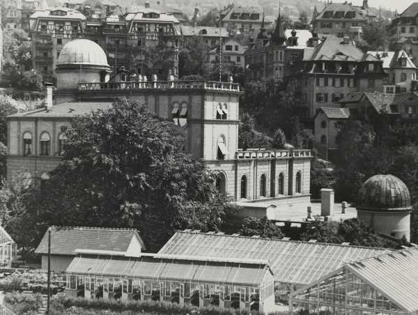 Around 1934: The Eidgenössische Sternwarte observatory with the Fluntern quarter in the background. (Photograph: ETH Library, image archive)