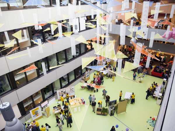 2007: The Environmental Sciences celebrate their 20-year anniversary in the green atrium at Universitätsstrasse.