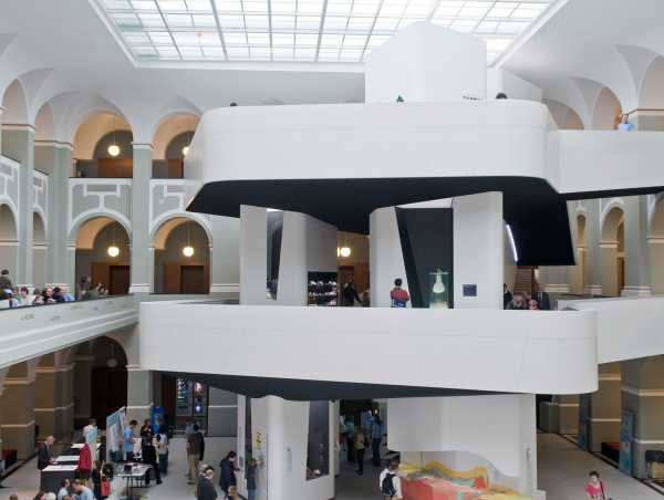 2009: The atrium at the Department of Earth Sciences is fitted out with an exhibition space for the museum fokusTerra.