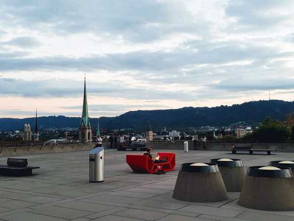 ... and on the Polyterrasse in the evening light, before the sun sets beyond the Old Town and Üetliberg. (Photograph: Florian Meyer)