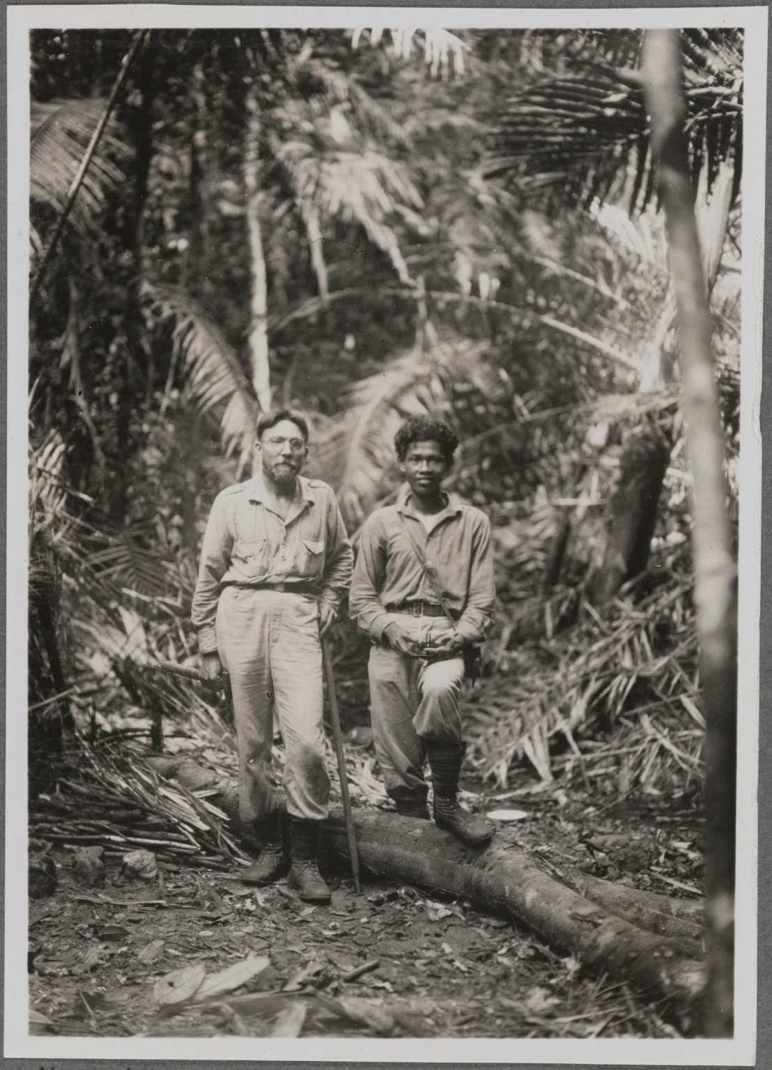The Swiss geologist and ETH lecturer Arnold Heim with the geometrician Suriadi on a research expedition through Sumatra