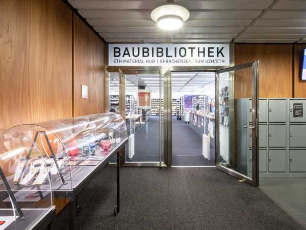 ETH Materials Hub, entrance situation with showcases, 2022