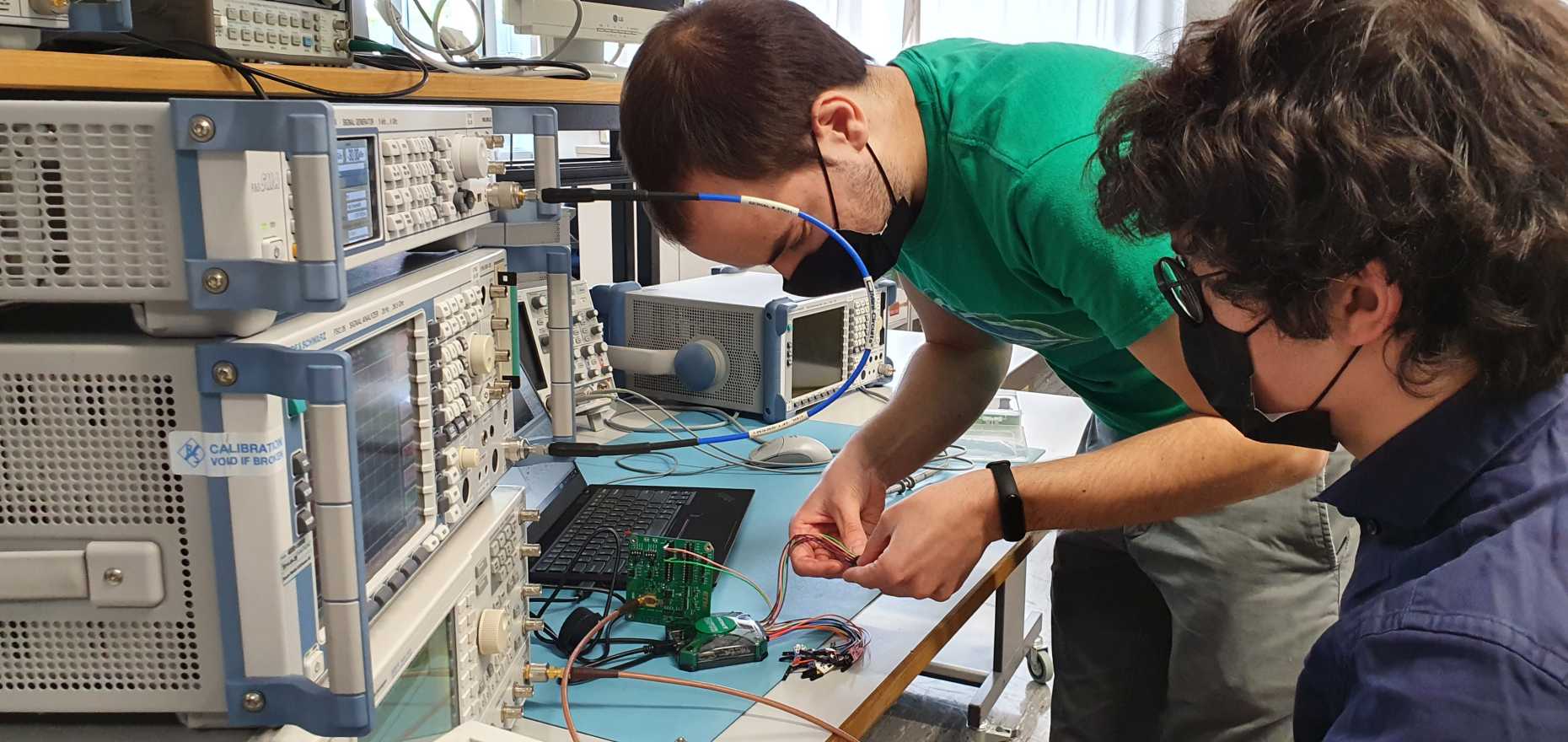 Center for Project Based Learning (D-ITET): Enea Masina and Federico Villani are building the wake-up receiver as an integrated circuit. (photo: Philipp Mayer)