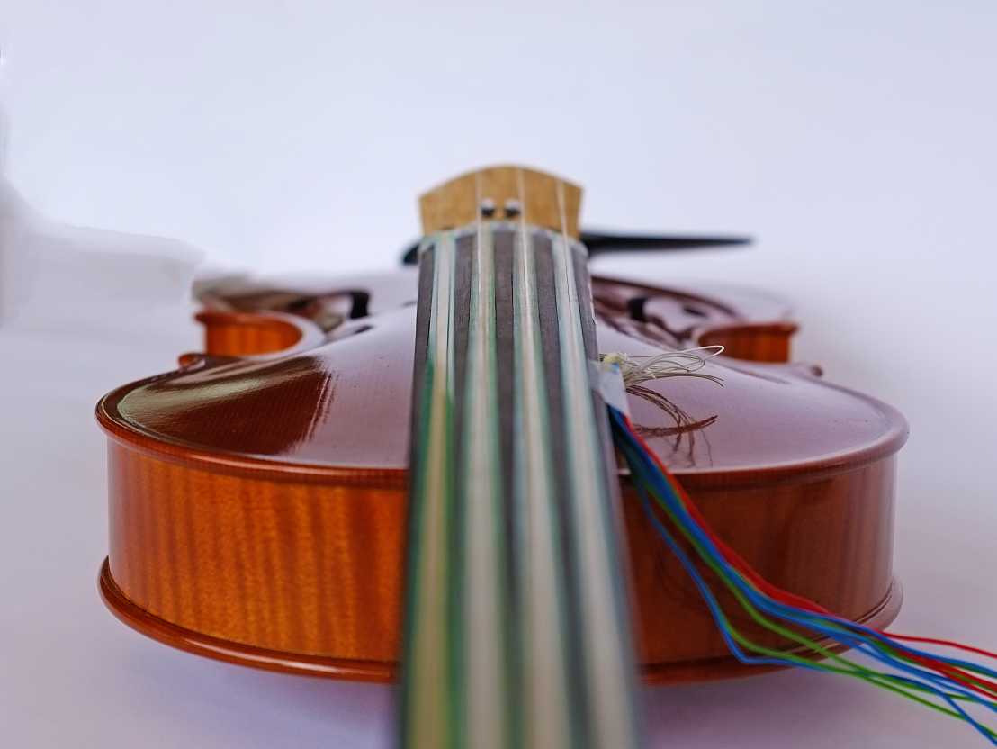 Enlarged view: Geige mit Sensoren unter den Saiten