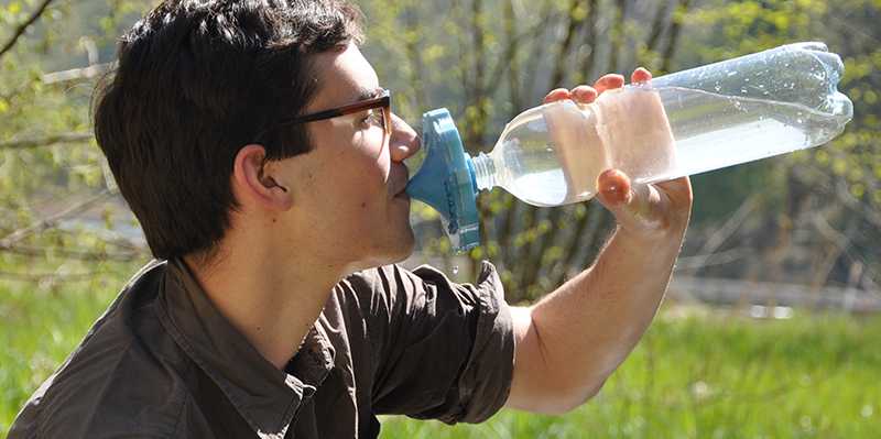 Enlarged view: The filter ensures a supply of safe drinking water on outdoor trips as well. (photo: ETH Zurich)