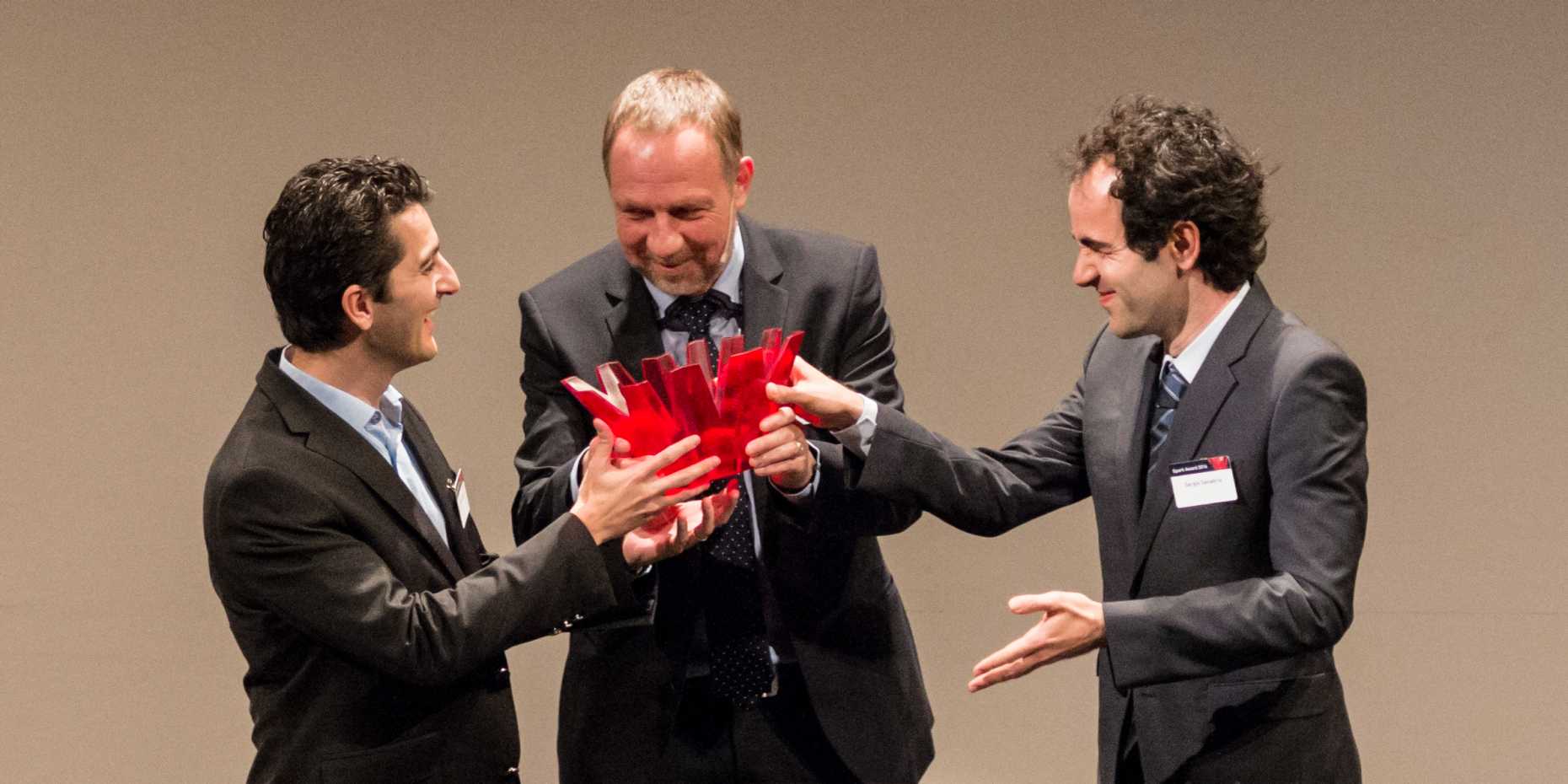 Enlarged view: ETH Vice President Detlef Günther (middle) with the winners of the Spark Award 2016, Orçun Göksel (left) and Sergio Sanabria (right). (Photo: ETH Zurich / Oliver Bartenschlager)