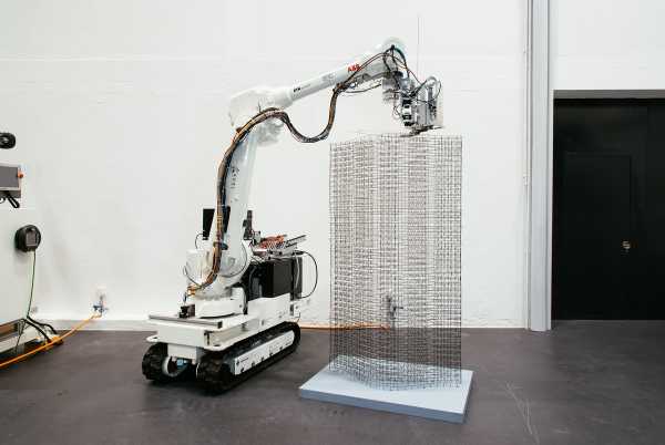The “In situ Fabricator” construction robot creates a steel wire grid.