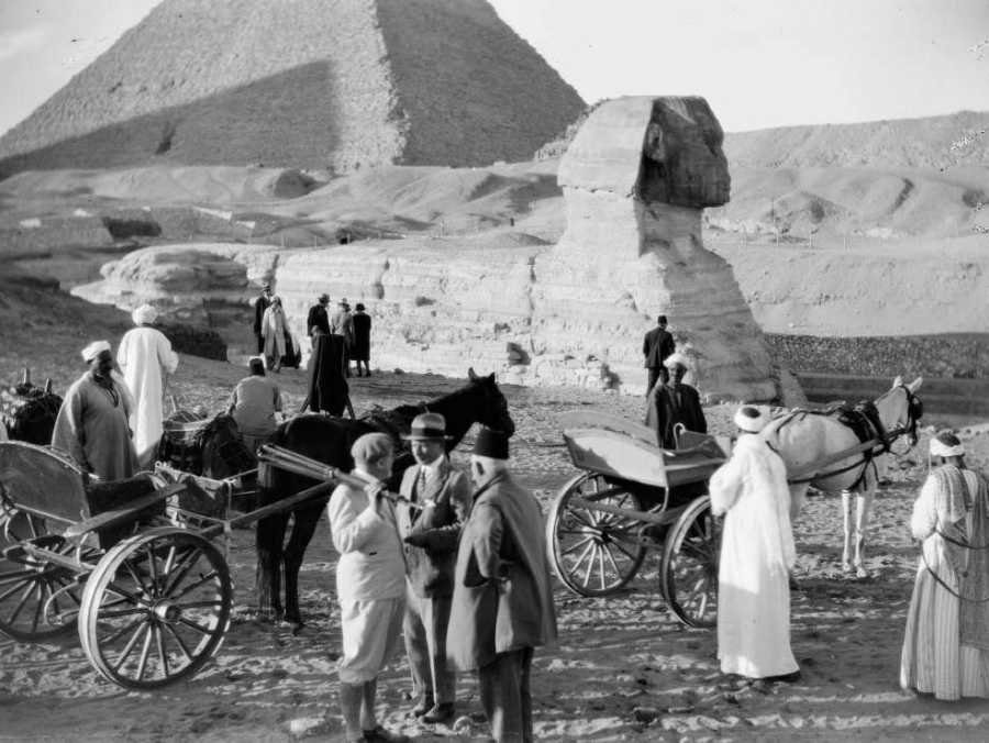 Enlarged view: Tourists in front of the pyramids of Gizeh