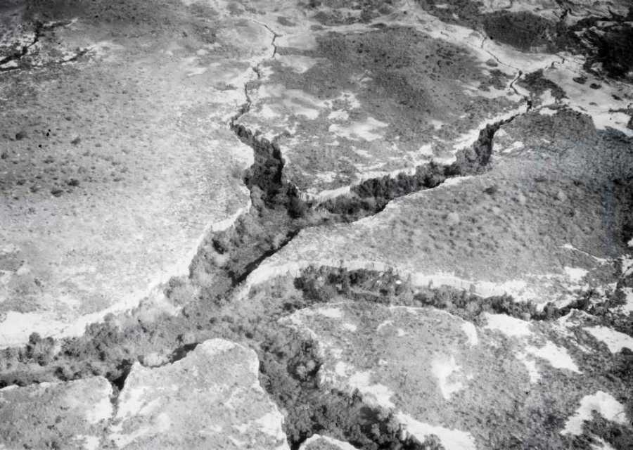 Enlarged view: Gebirgsrisse fotografiert beim Flug über den Tschadsee