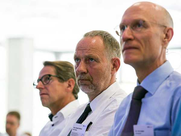 ETH and its fundamental research are open to the concerns of industry: ETH Vice President Detlef Günther (middle).