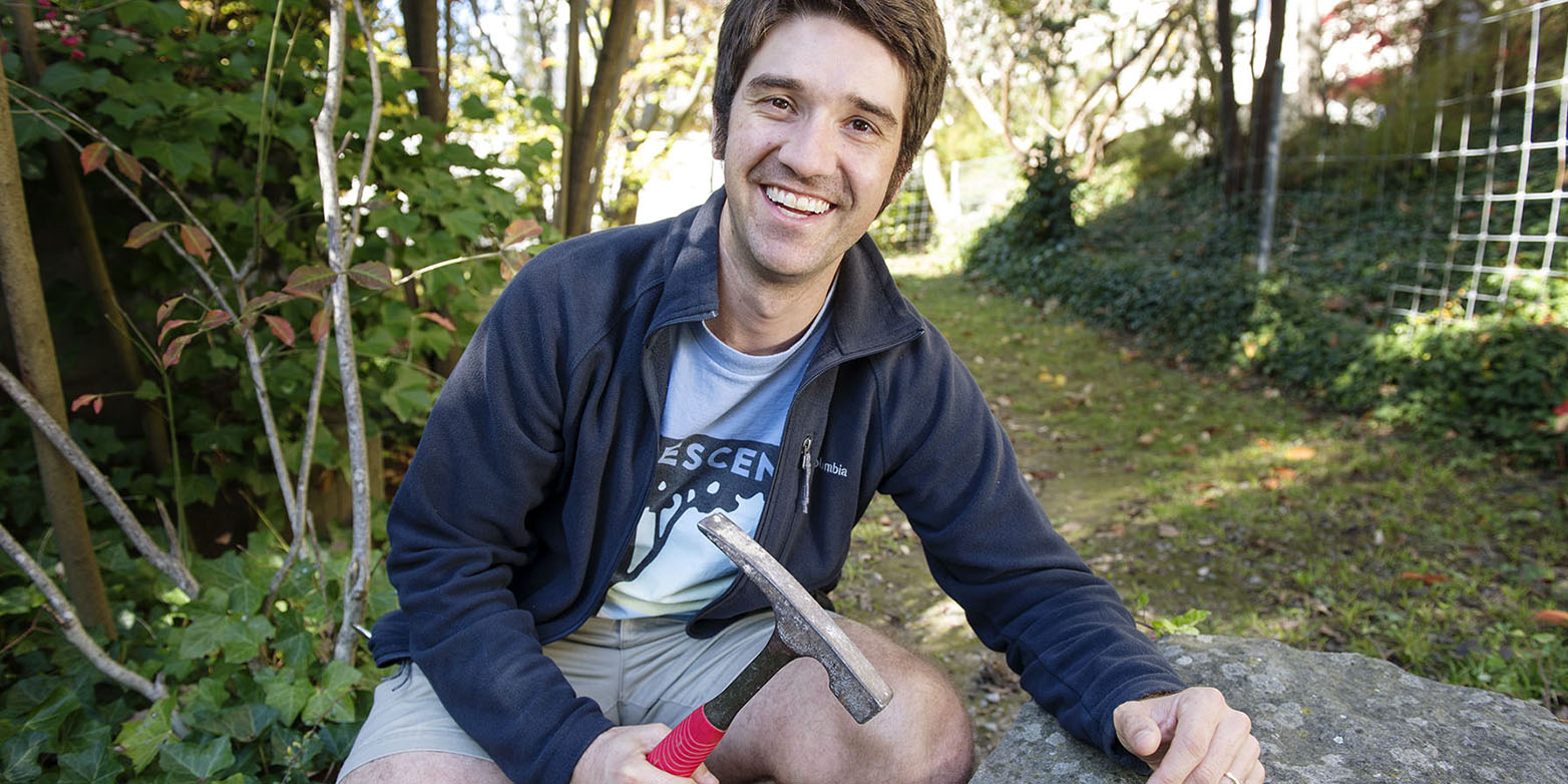 Climate research with the geologist's hammer: Jeremy Rugenstein. (Picture: Florian Bachmann / ETH Zurich)