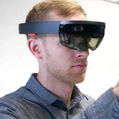 Student using HoloLens