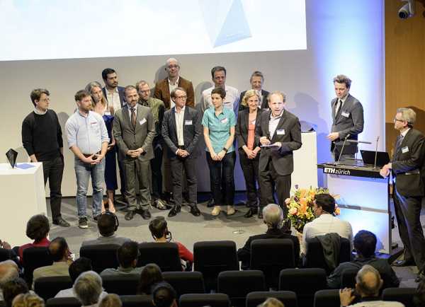 ETH professor Mirko Meboldt (right of the group) presents the nominees with a Möbius strip.