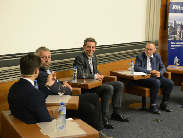 Enlarged view: Moderator Tobias Müller mit Hanspeter Hunkeler, Michael Buser und Francis Egger (v.l.n.r)