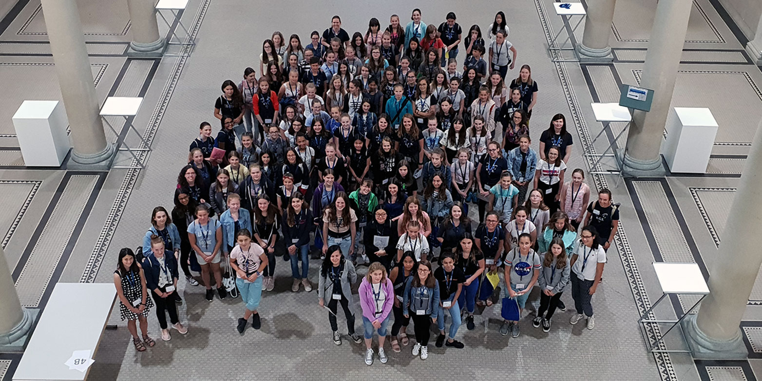 Enlarged view: Kangaroo goes Science: The 100 best girls from the International Mathematical Kangaroo competition visit ETH Zurich. (Photograph: D-MATH)