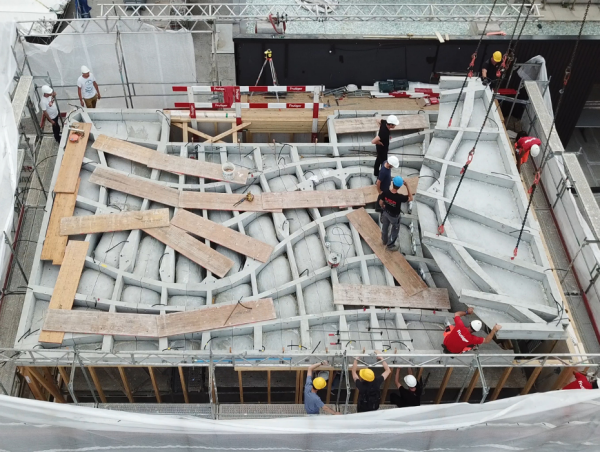 The final and largest segment of the Smart Slab - weigthing almost 2.5 tonnes - being installed on site. (Photograph: ETH Zurich / Andrei Jipa)