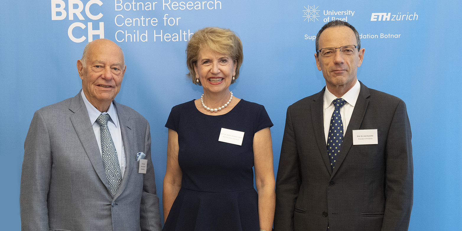 Peter Lenz, President of the Fondation Botnar board, the Rector of the University of Basel, Andrea Schenker-Wicki and ETH President Lino Guzzella laid the foundation stone for the Botnar Research Centre for Child Health. (Photograph: Peter Hauck)
