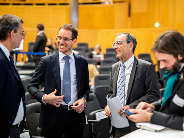 ETH President Lino Guzzella in conversation with Alessio Figalli and his supervisor, Luigi Ambrosio. (Photo: PPR / Christian Merz)