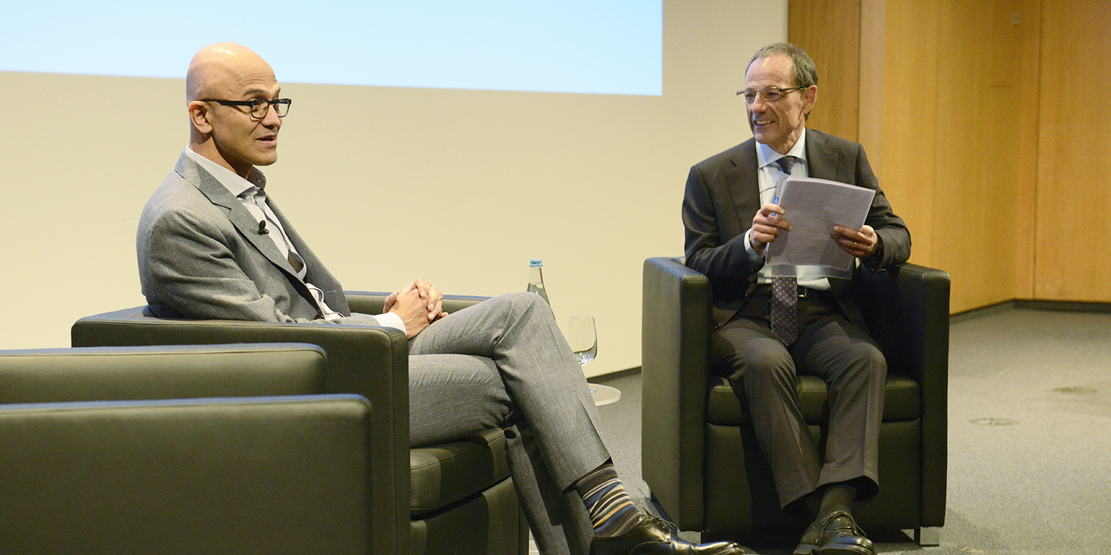 Lino Guzzella discussed with Satya Nadella (l.) the recruiting of talents. (Photograph: ETH Zurich/Andreas Eggenberger)