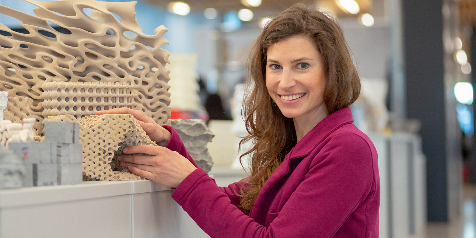 Ulrike Pfreundt is on the search for suitable surface structures for artificial reefs that will allow coral larvae to resettle. Image: 3D sand prints by Mathias Bernhard as they could be used in the future. ( Photograph : ETH Zurich/Peter Rüegg)