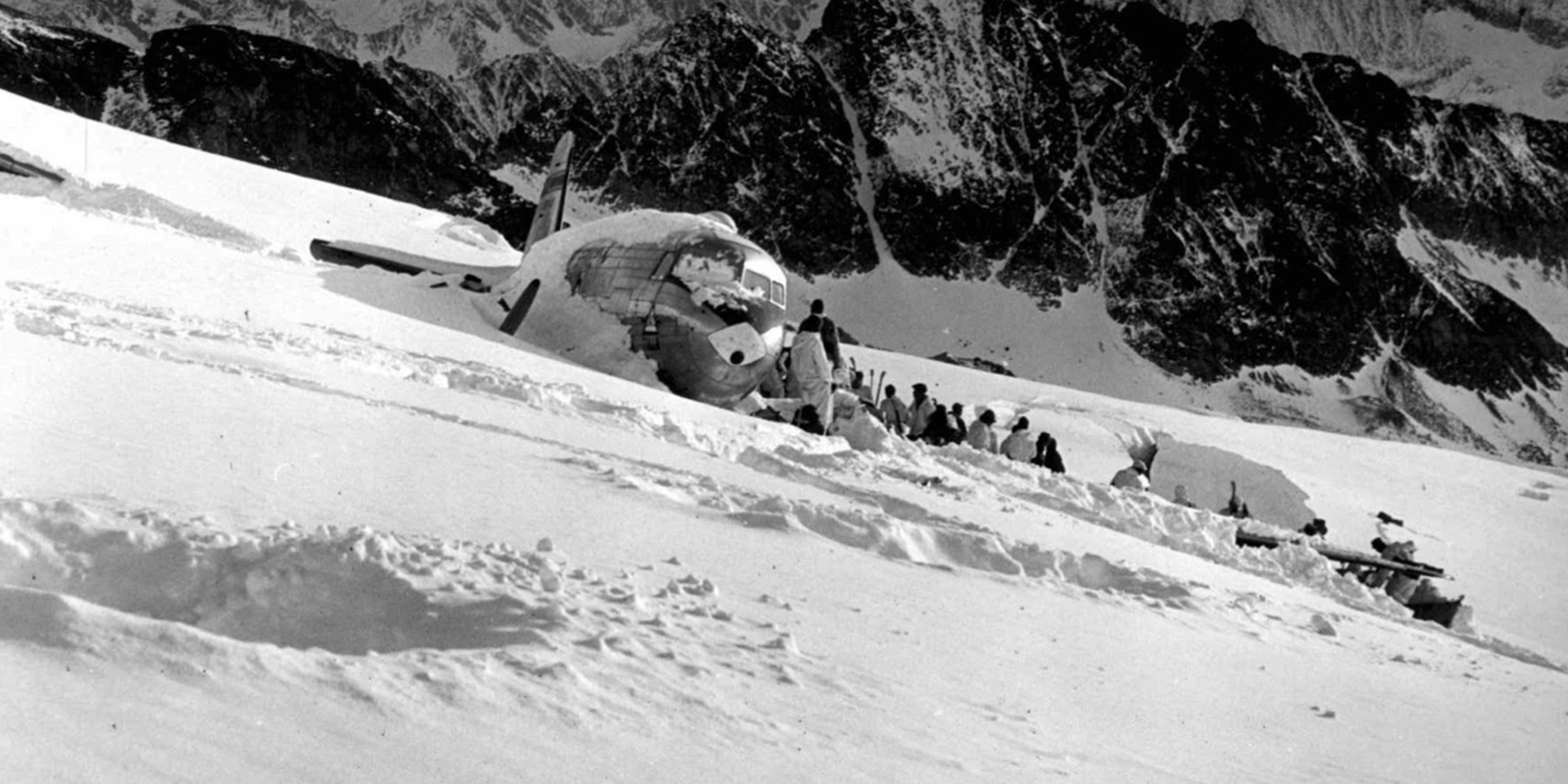 The crashed US Air Force Dakota on the Gauli Glacier with passengers and rescue teams, 23 November 1946. (Photograph: KEYSTONE/PHOTOPRESS-ARCHIV/Grunder/Schmidli, Matter)