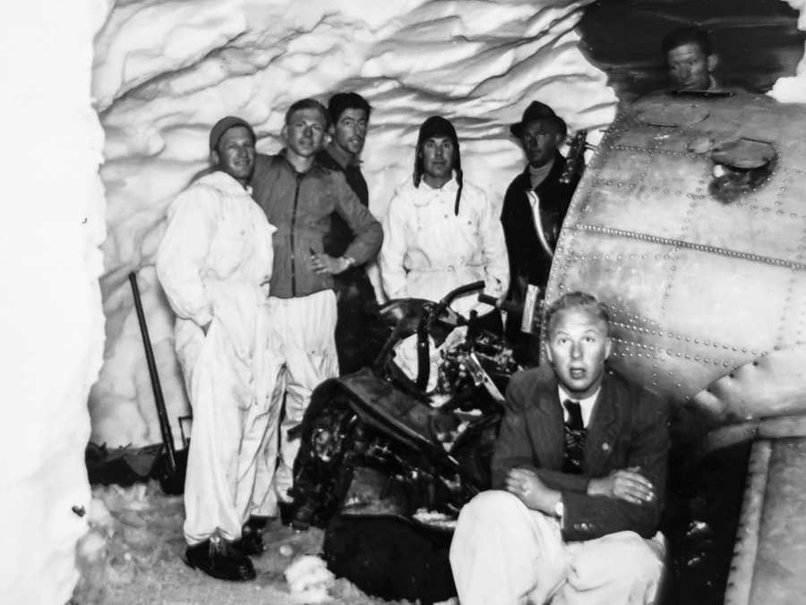The rescue team in deep snow.  (Photograph: Swiss Alpine Museum)