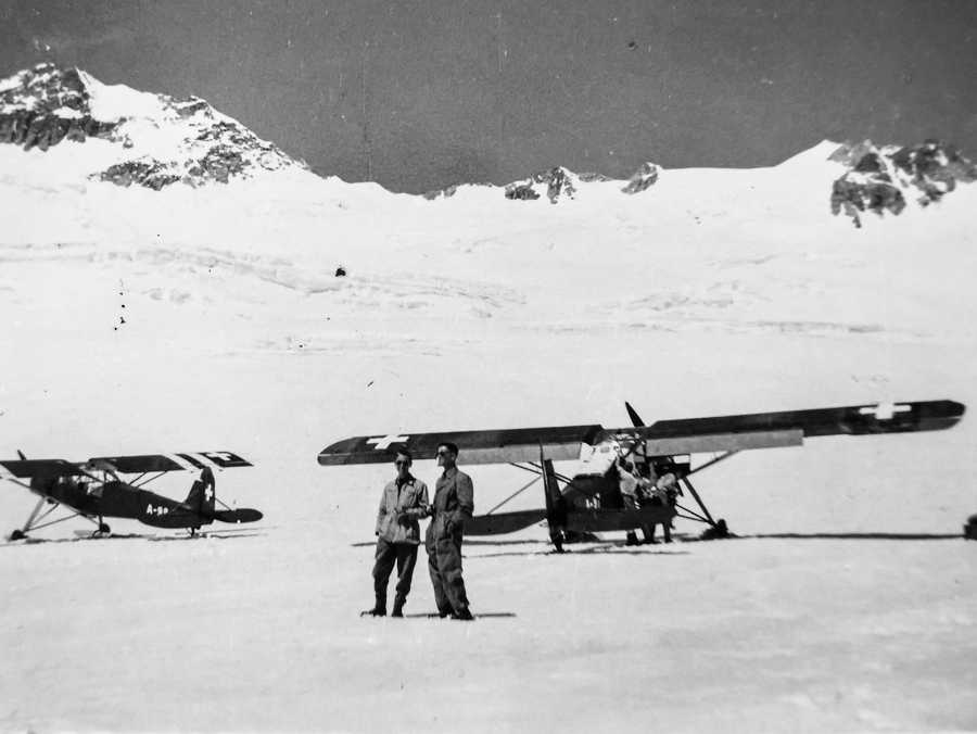 In order to retrieve the wreckage of the Dakota, a landing strip was set up for the rescue aircraft one kilometre below the crash site. (Photograph: Swiss Alpine Museum)