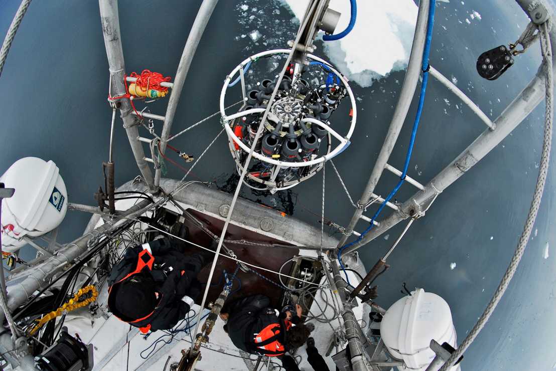 Enlarged view: Scientists on board the &quot;Tara&quot; catch the rosette with which they collect plankton. (Photo: François Aurat / Fondation Tara Ocean)