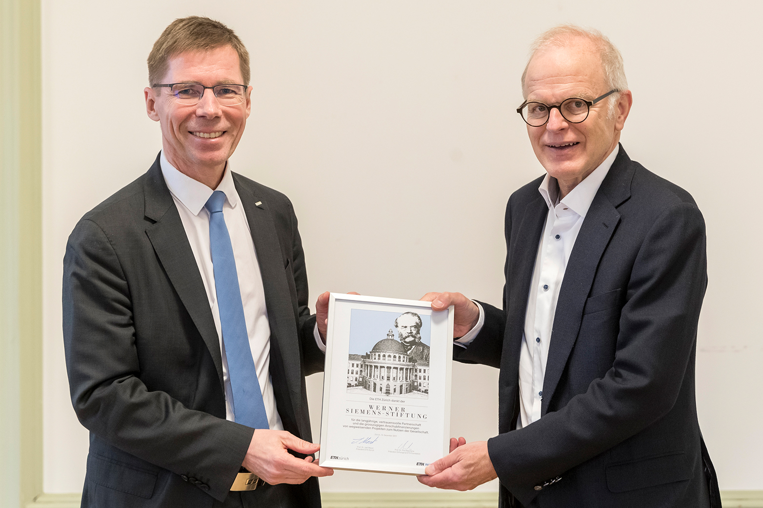 ETH President Joël Mesot thanks Hubert Keiber, Chairman of the Board of Trustees of the Werner Siemens Foundation, for his many years of partnership. (Photograph:&nbsp; Alessandro Della Bella / ETH Zurich)