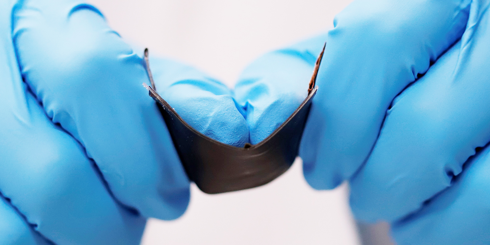 Flexible, stretchable, twistable: The battery of the future is extremely versatile. (Photograph: ETH Zurich)