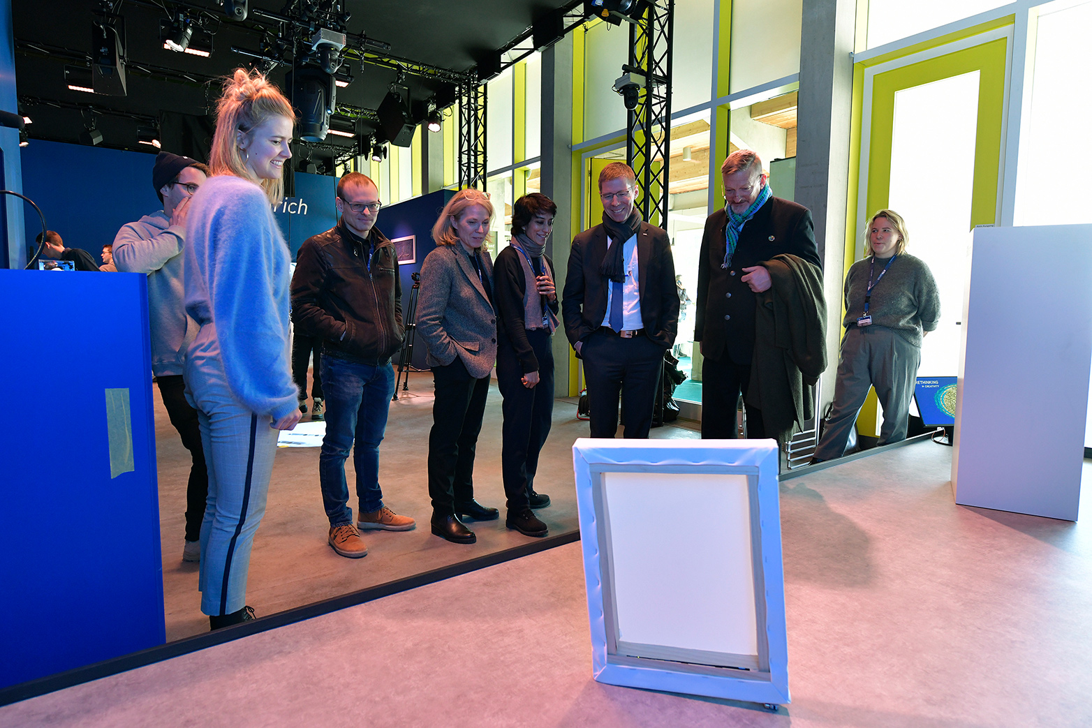 The “Walking Canvas” project brings blank canvases to life and sends them wandering among the audience’s legs – with individual walking styles and the human-like quality of being busy and having a goal. (all photos: ETH Zurich / Andreas Eggenberger)