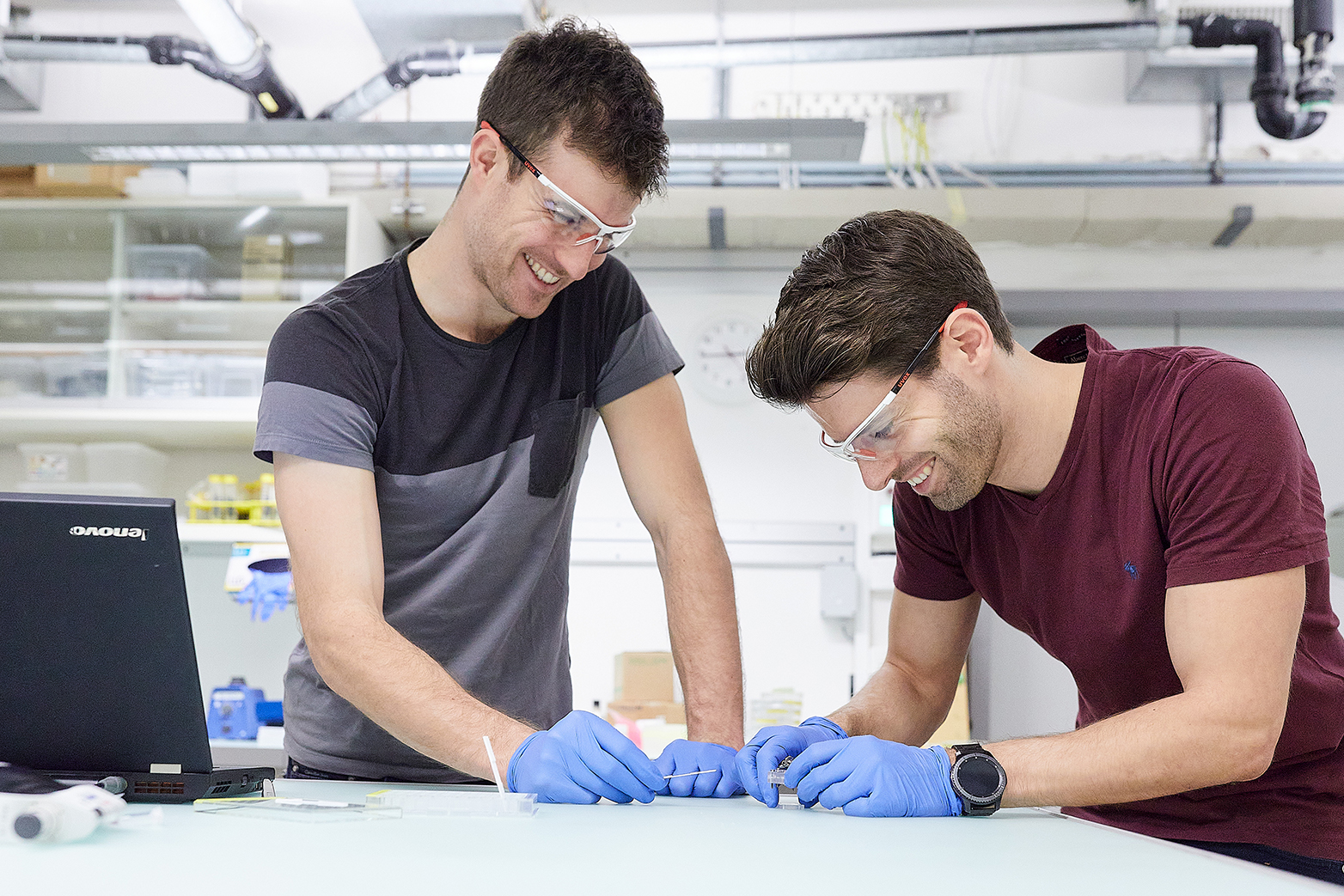 Yves Blickenstorfer and&nbsp; Alexander Tanno (r.) and in their lab. (Photograph: partnersingmbh.ch)&nbsp;