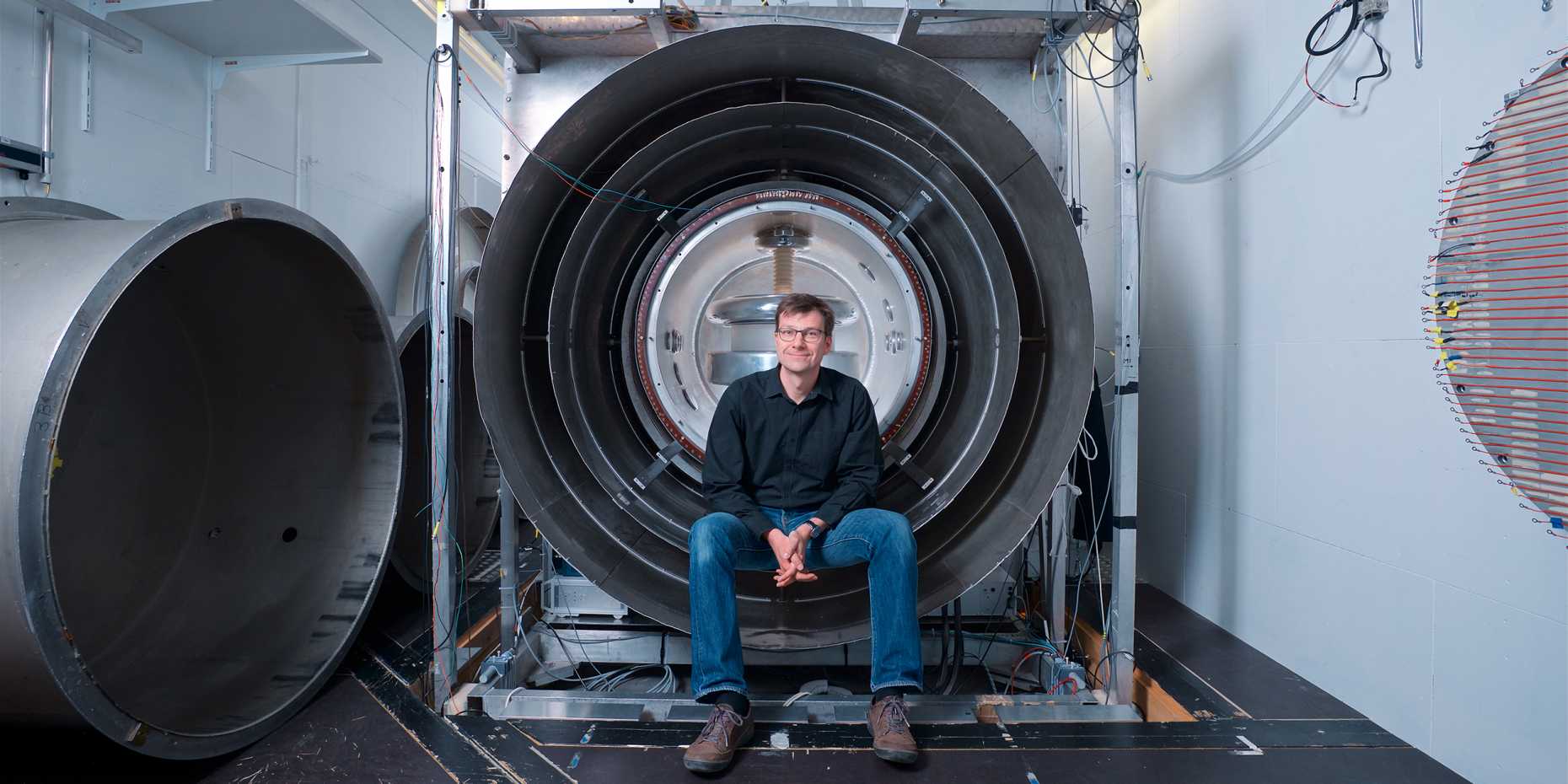 Enlarged view: Klaus Kirch in front of the complex measuring device at PSI, with which the physicists searched for the electric dipole moment of the neutron. (Picture: Markus Fischer, PSI)