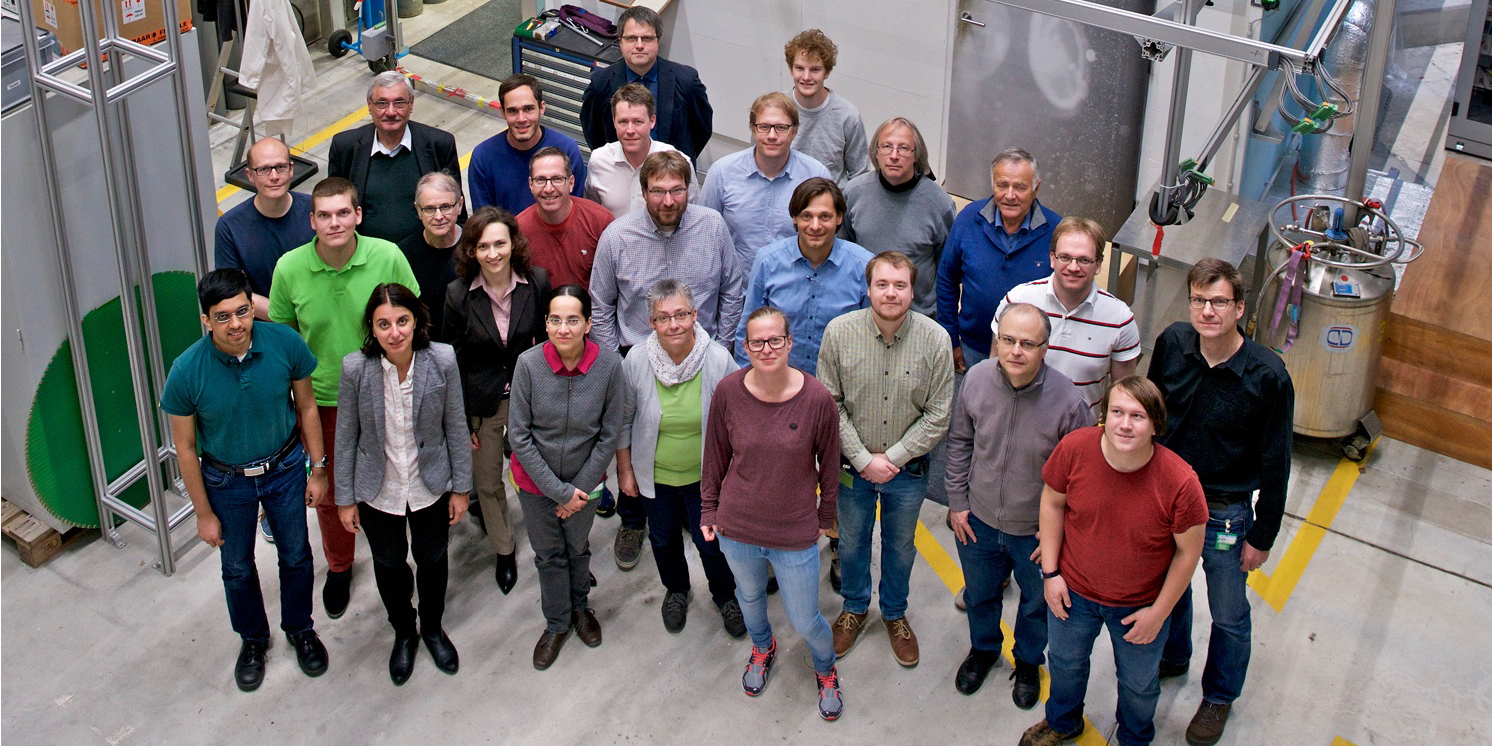 Enlarged view: Members of the research team in front of the experimental facility at PSI (Photo: PSI)