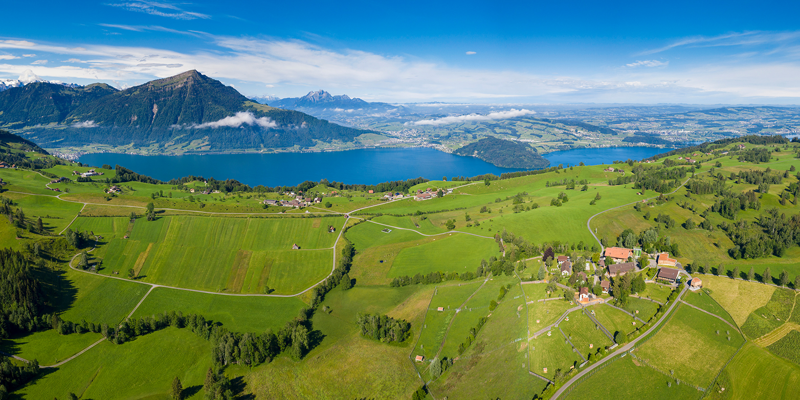 The research site Früebüel from the bird's eye view, in the background left the Rigi, right of it the Pilatus. (Photograph: Alessandro Della Bella / ETH Zurich / AgroVet-Strickhof)