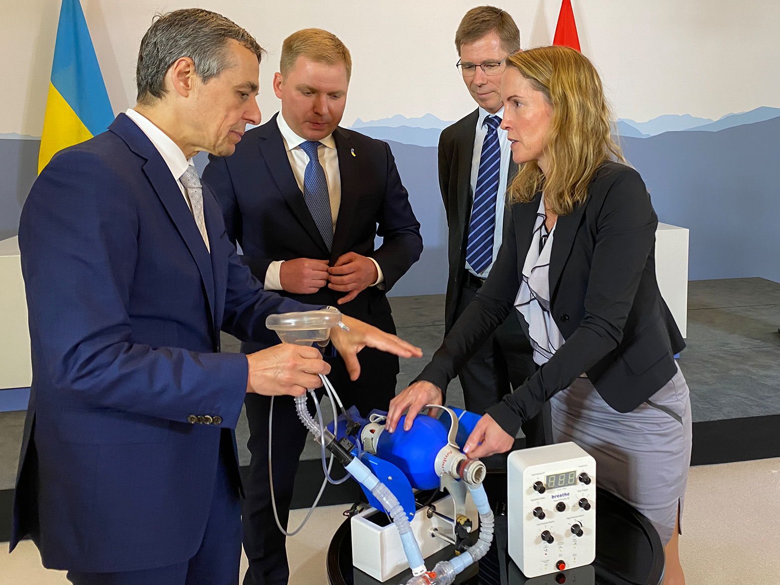 Kristina Shea discusses the new ventilator with Federal Councillor Ignazio Cassis, closely listened to by Ukraine's ambassador to Switzerland, Artem Rybchenko, and ETH President Joël Mesot. (Photo: ETH Zurich)