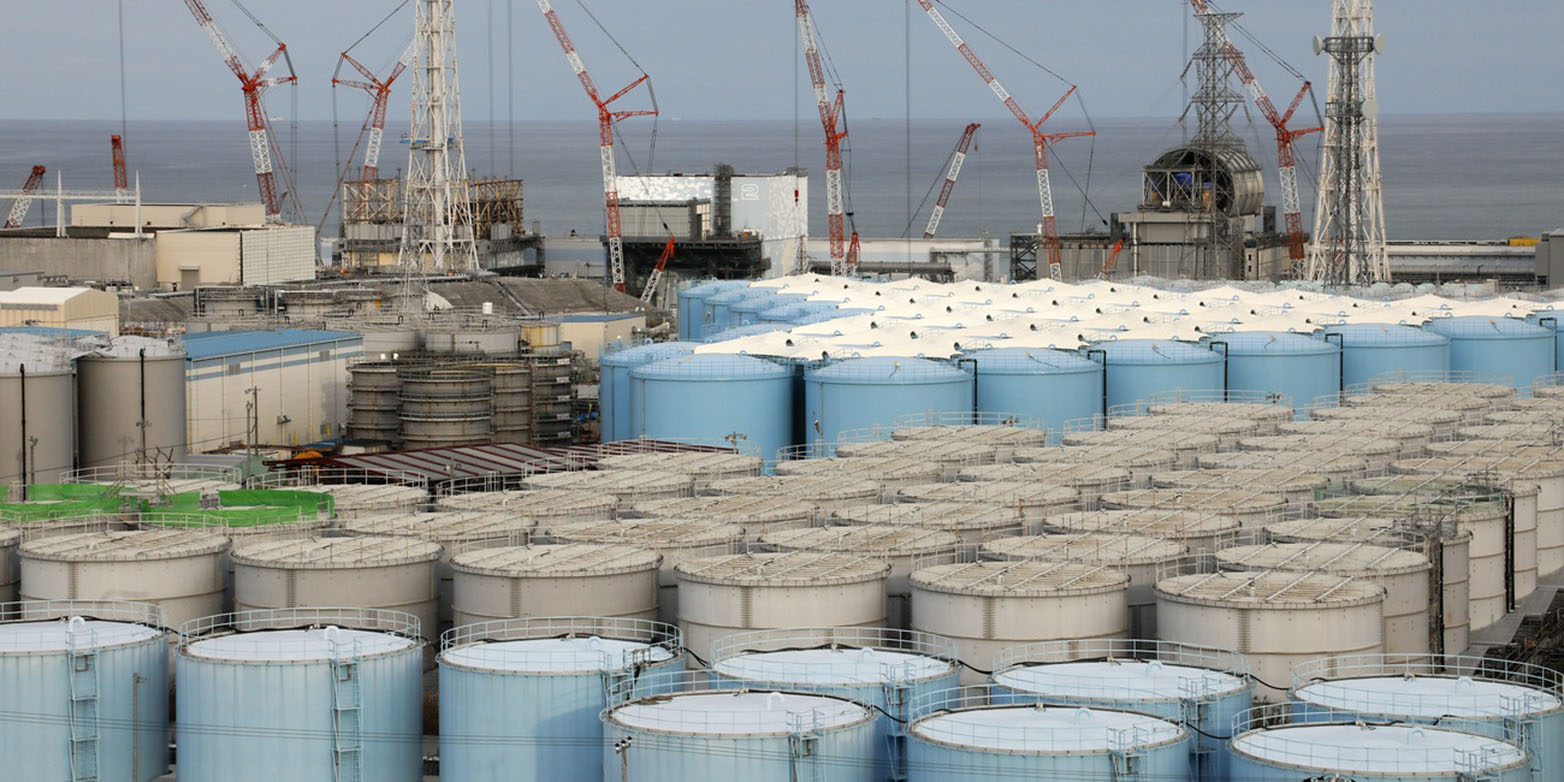 In Fukushima, millions of liters of radioactively contaminated water are stored in such water tanks. (Photograph: Keystone - SDA)