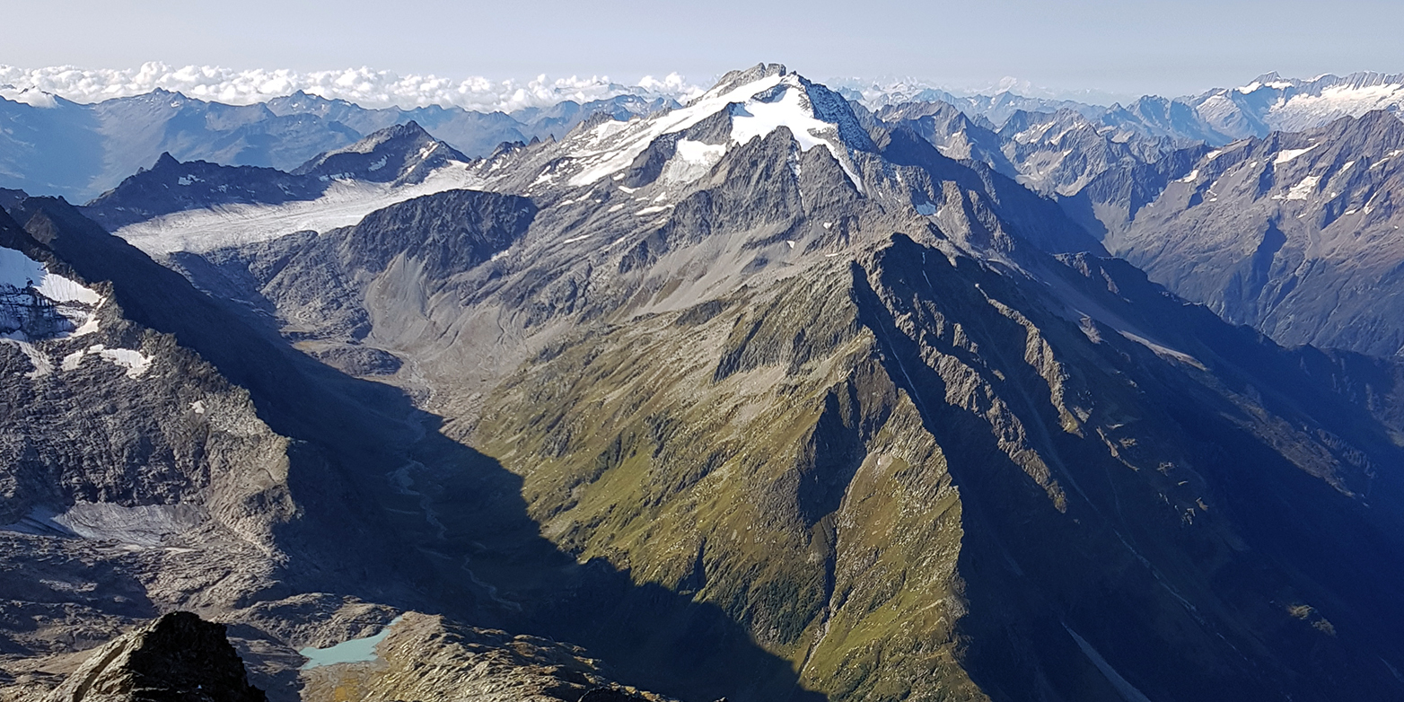 The Central Alps - in the middle of the picture the Oberalpstock - were not piled up in a bulldozer like manner but had been lifted to their present height. (Photograph: Peter Rüegg)