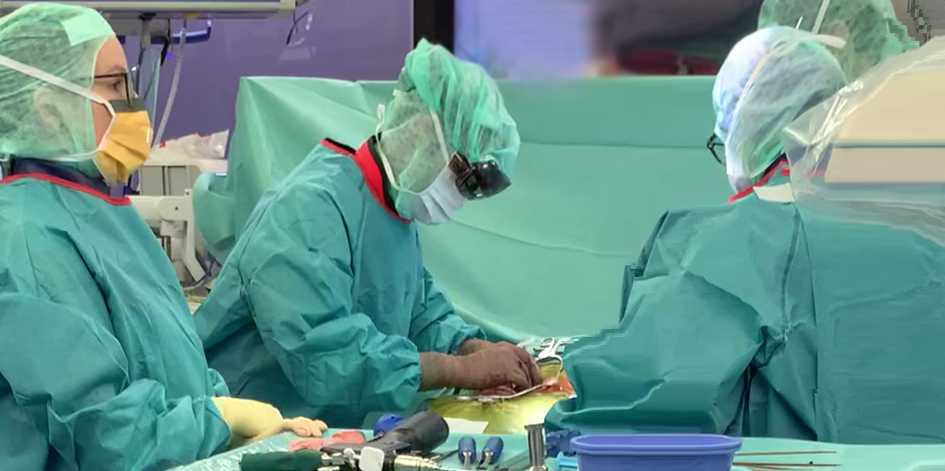 Enlarged view: A team from Balgrist University Hospital successfully performs the world's first holographically navigated spinal surgery under the direction of Mazda Farshad (wearing AR glasses). (Photo: Balgrist University Hospital)