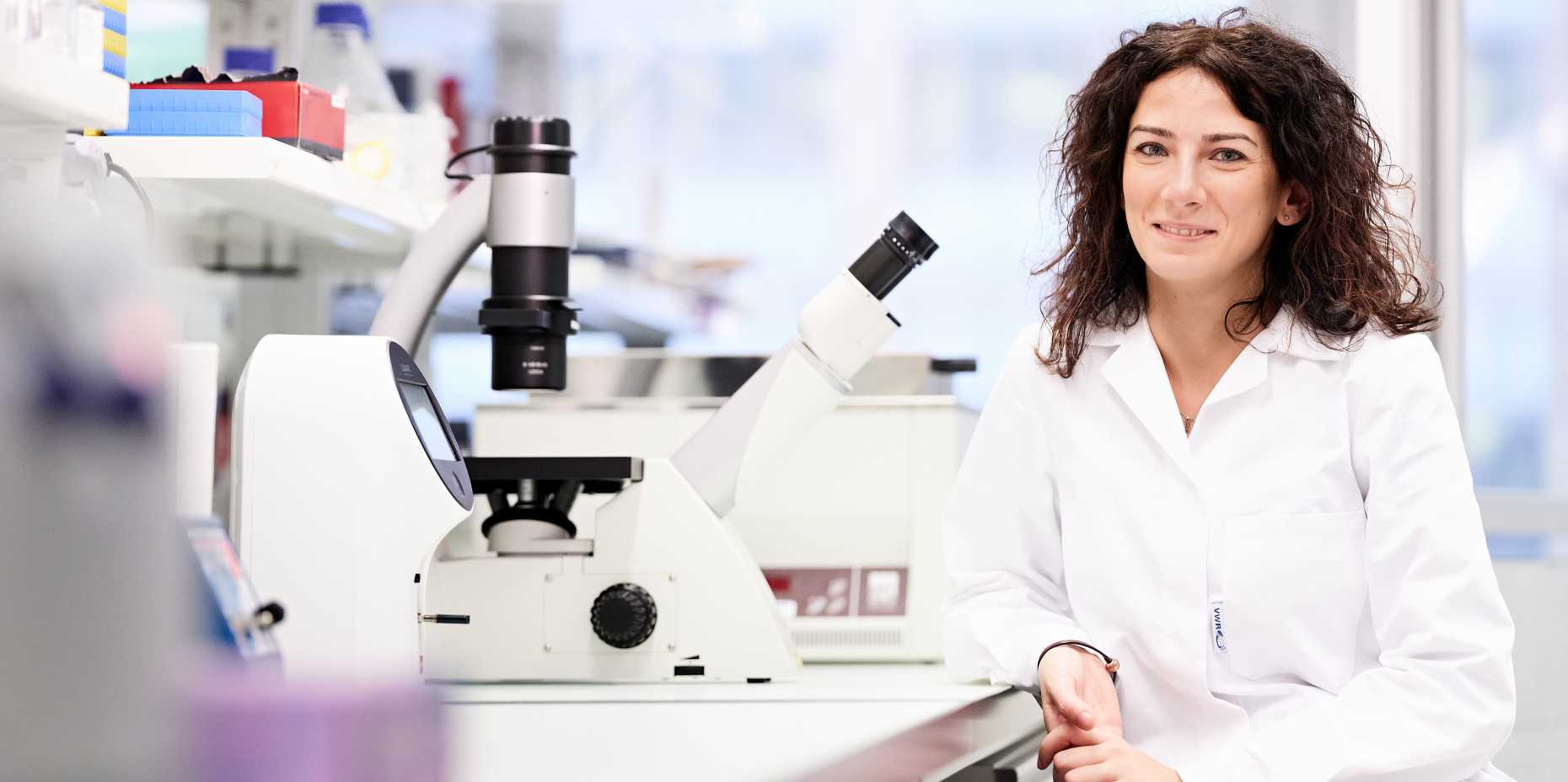 Daniela Latorre conducts research at the Institute for Research in Biomedicine. (Photograph: Stefan Weiss / ETH Zurich)
