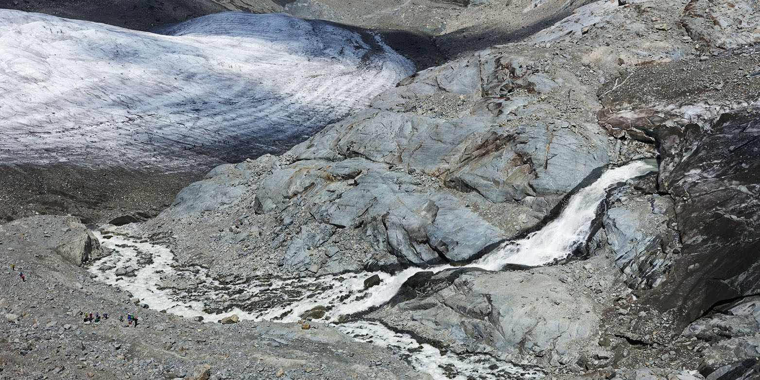 Derretimento rápido: um riacho ruidoso de água do degelo conecta as geleiras Morteratsch e Pers (r.), Engadine, Suíça. Há alguns anos, as geleiras eram conectadas por gelo. (Fotografia: P. Rüegg / ETH Zurique)