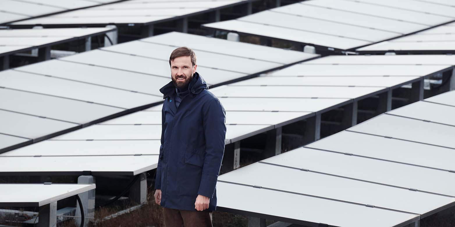 Tobias Schmidt standing in front of solar refineries