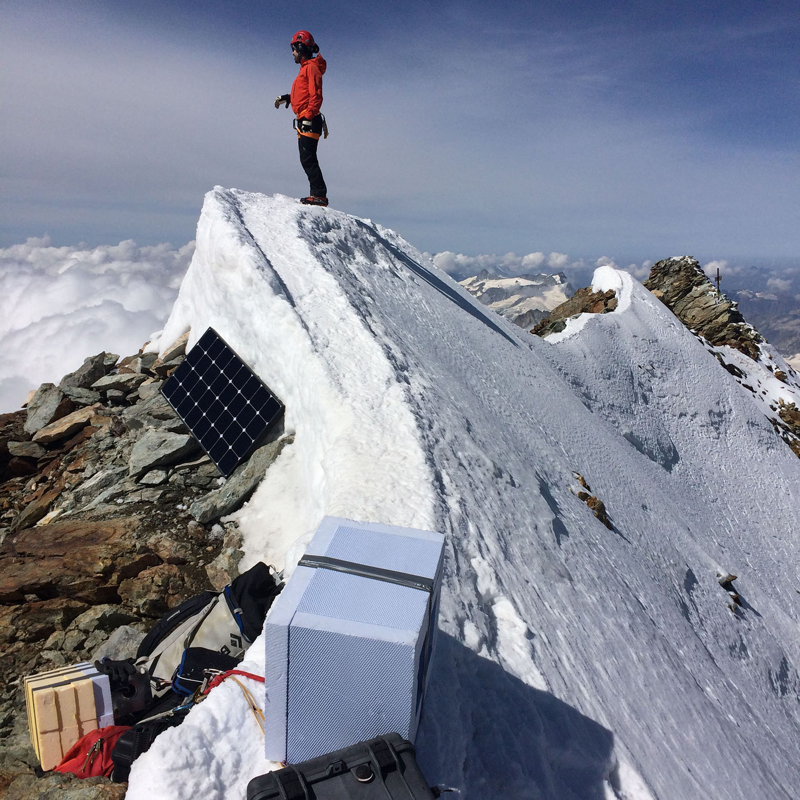 Enlarged view: The measuring station on the Matterhorn summit (Photo: Jan Beutel / ETH Zurich)