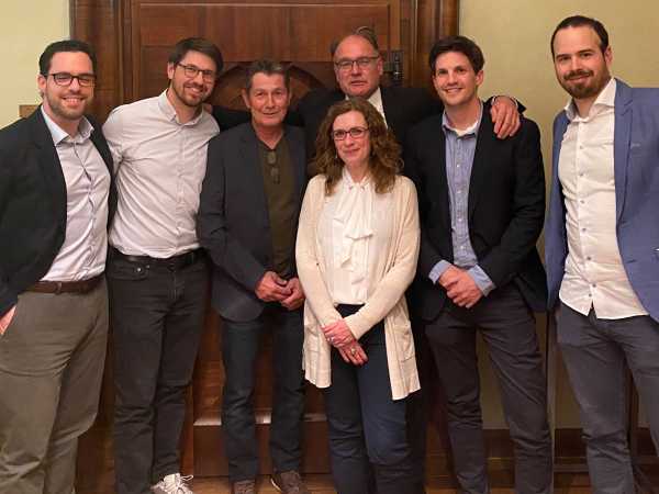 Enlarged view: Anniversary celebration of the Wyss Zurich Team with the patient. From left to right: Matteo Müller, Prof. Mark Tibbitt, the patient, Prof. Pierre-Alain Clavien, Lucia Bautista Borrego, Max Hefti and Richard Sousa Da Silva.