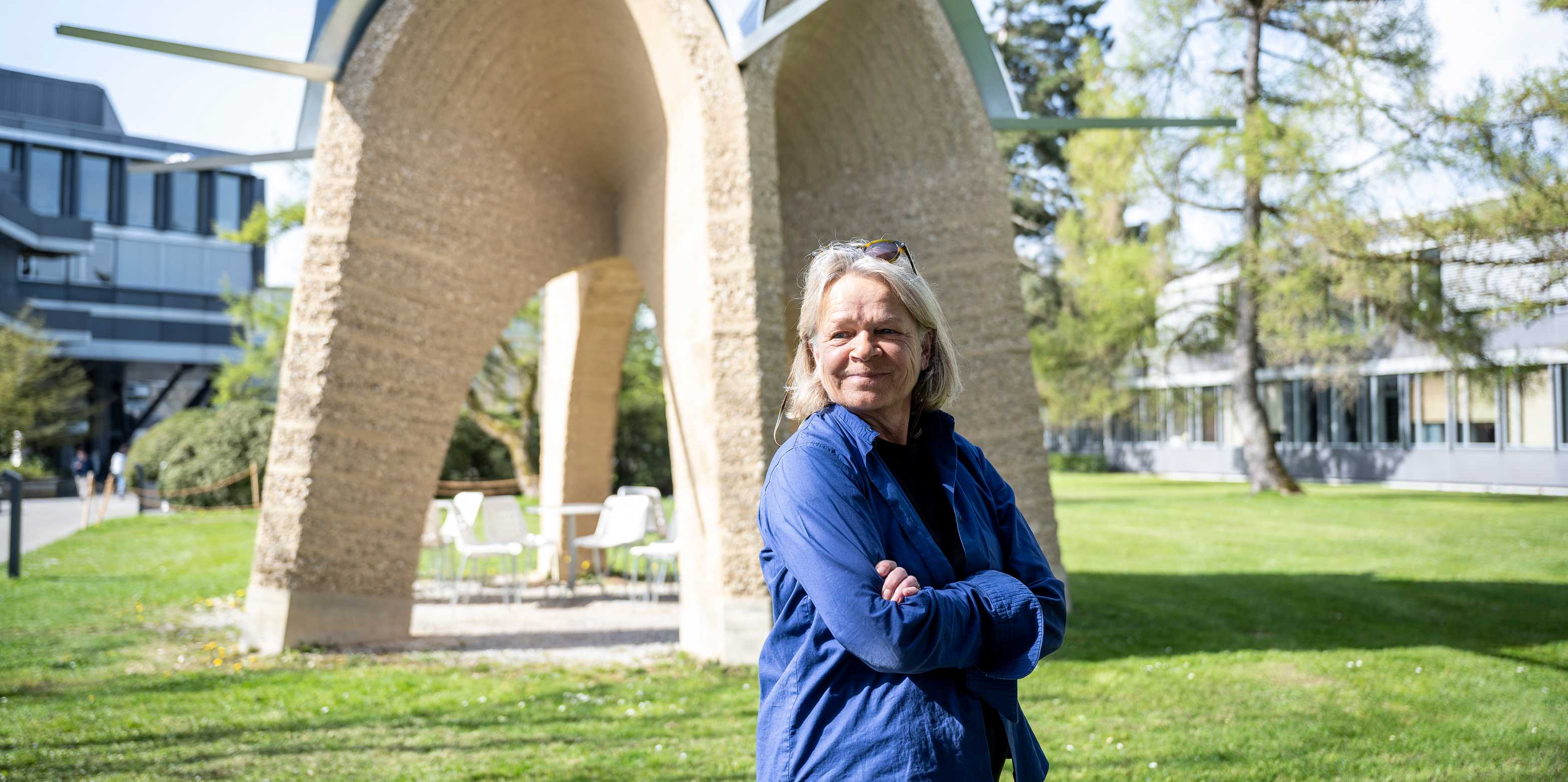 ETH Professor Annette Spiro stands in front of the rammed-earth vault she and her students built on the Hönggerberg campus in 2014